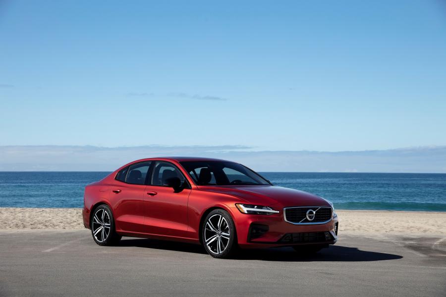  Volvo S60 T6 R-Design 2018 года  (NA) (фото 1 из 40)